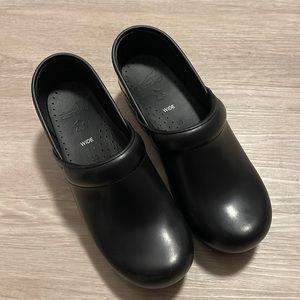 Dansko clogs 39W